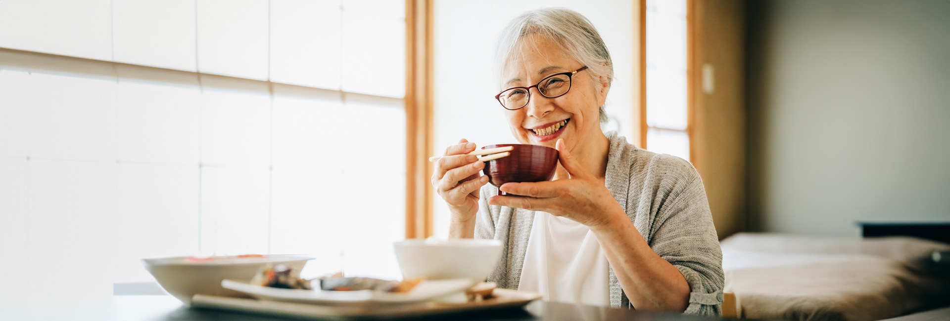食事をする老婦人